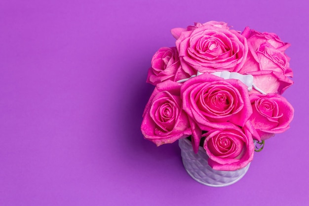 양동이에 신선한 분홍색 장미 꽃다발입니다. 결혼식, 생일, 3 월 8 일, 어머니의 날 또는 발렌타인 데이를위한 축제 컨셉입니다. 인사말 카드, 라일락 배경
