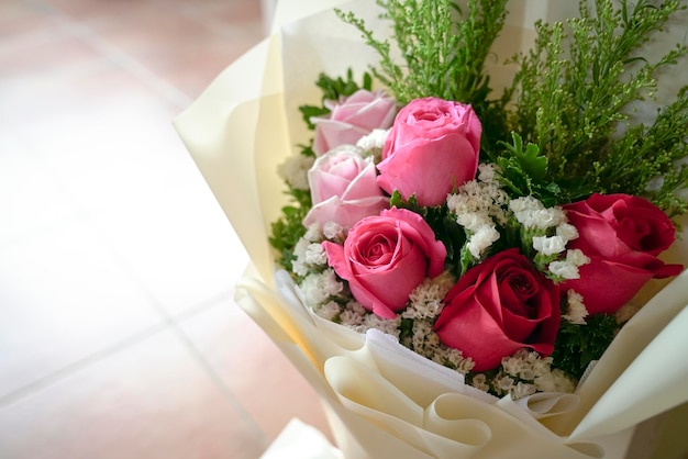 新鮮な赤とピンクのバラの花束