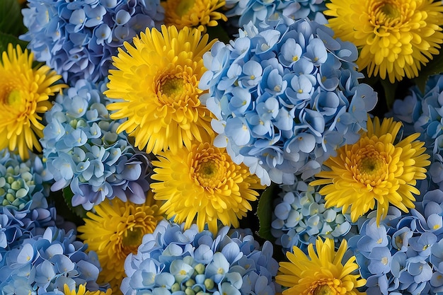 Букет из голубых гортензий и желтых астров на цветочном фоне