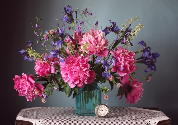 花瓶の庭と野生の花の花束