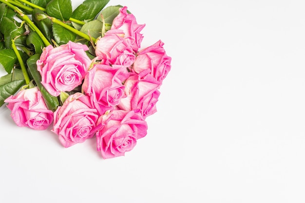 Букет нежных розовых роз на белой поверхности