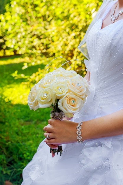 Букет в руках невесты