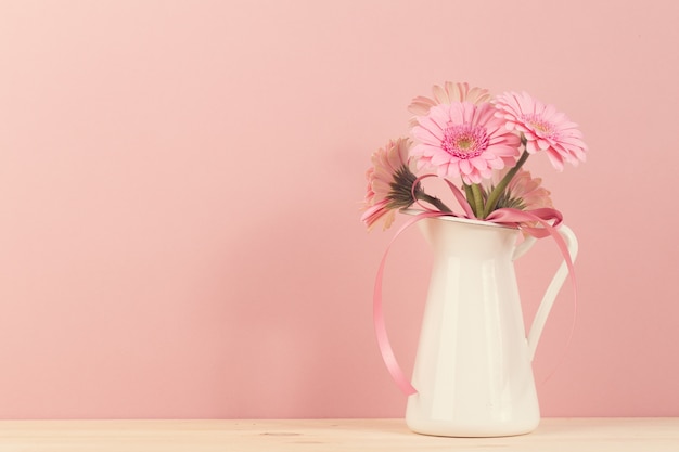 写真 ヴィンテージ花瓶の花束