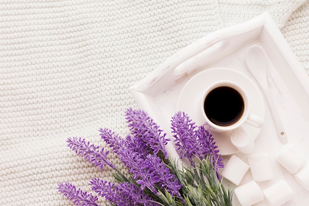 Photo bouquet of lavender and cup of coffee