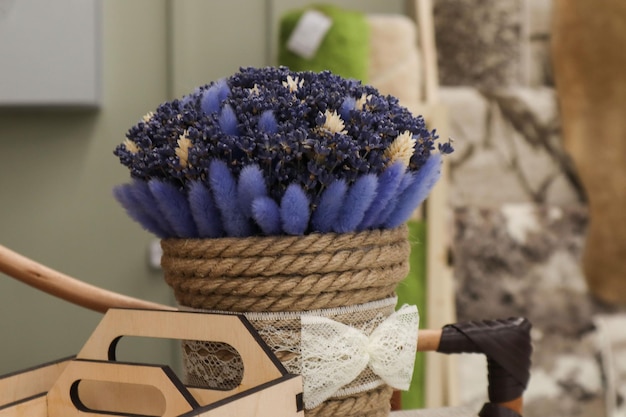 Foto bouquet di lavanda nella decorazione di un elegante appartamento in primo piano