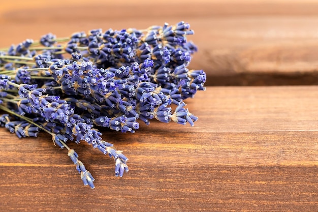 Bouquet di fiori di lavanda su uno sfondo di legno