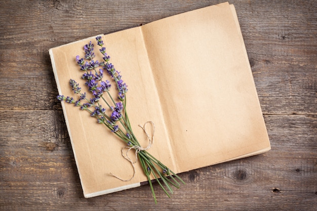 Foto mazzo di lavanda su un vecchio libro