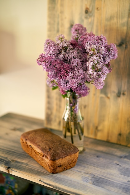 Bouquet di supporti lilla con pane di segale senza lievito fatto in casa sul tavolo Foto Premium