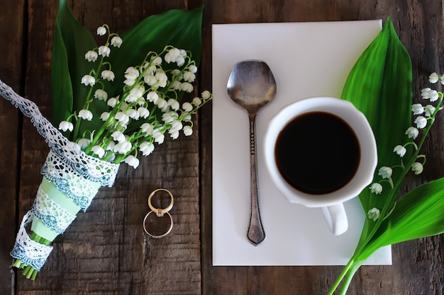 Bouquet di mughetti e caffè mattutino