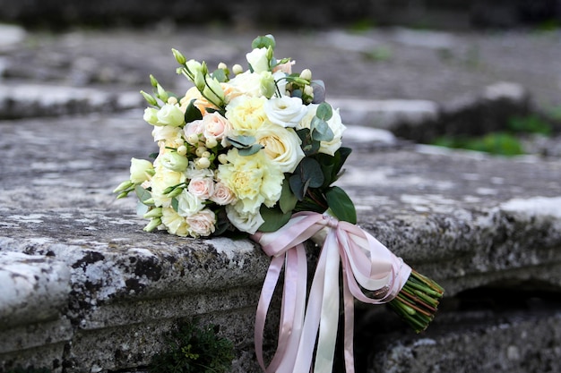 Foto bouquet sdraiato sulla pietra vintage