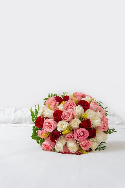 Bouquet di rose multicolori per un matrimonio su sfondo bianco