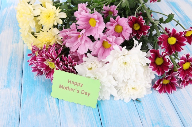 사진 테이블 에 있는 아름다운 크리산테무스 꽃줄기