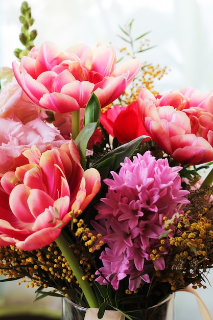 Фото Букет из разных цветов, включая тюльпаны и мимозу.