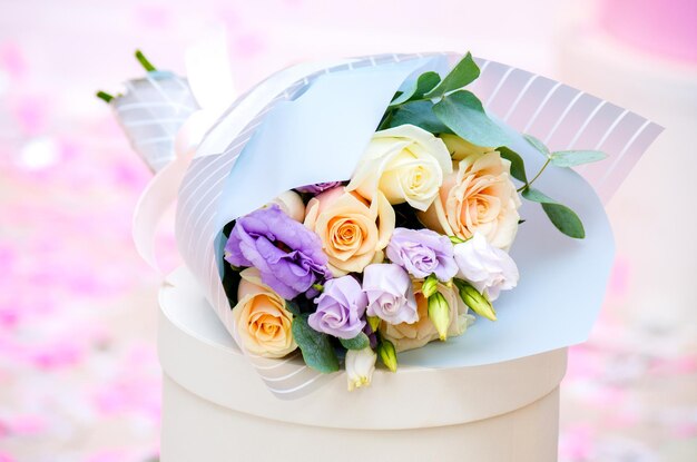 写真 花の花束バラの構成ぼやけた背景にポストカードの背景テキスト用のスペース母の日バレンタインデー