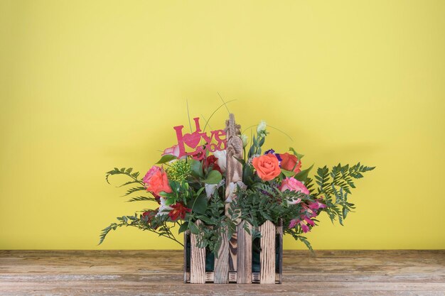 写真 木箱の花の花束