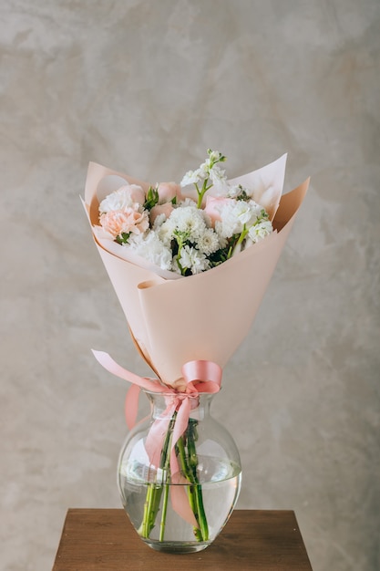 Фото Букет из фрезий, гвоздик и хризантем и роз