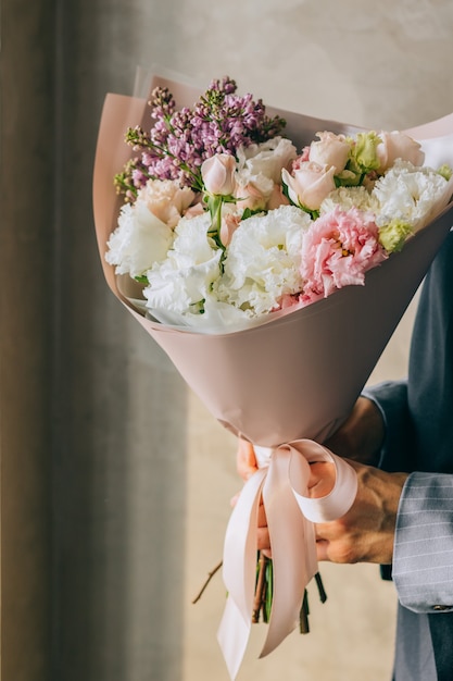 写真 フリージア、カーネーション、菊とバラの花束