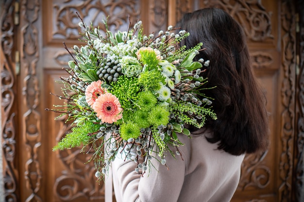 写真 白い背景の上の新鮮な繊細な花の花束ギフトお祝いバレンタインの結婚式