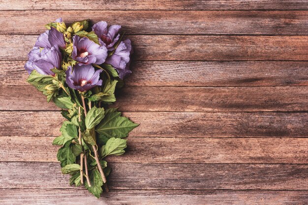 写真 木製のレトロ背景のヒビスカスの花束とコピースペース