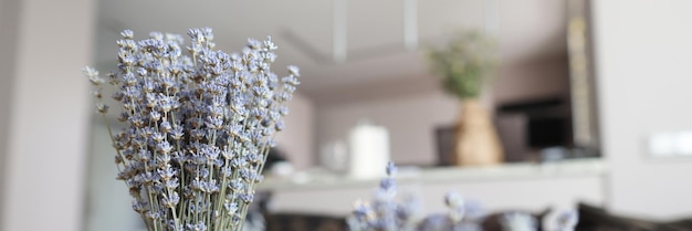 사진 가정 내부 라벤더의 꽃병에 든 라벤더 꽃다발은 적절하게 건조되고 사용된 개념입니다.