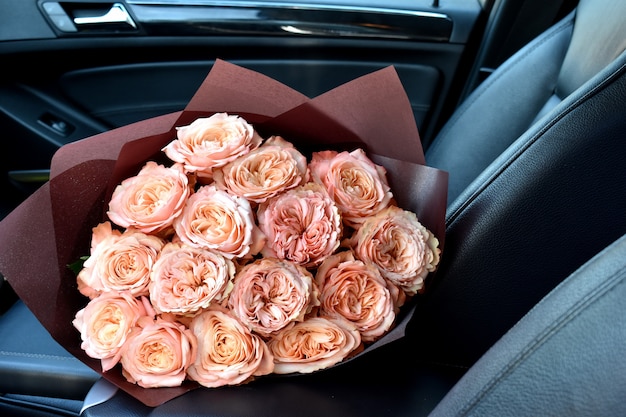 Букет из розовых роз на автокресле