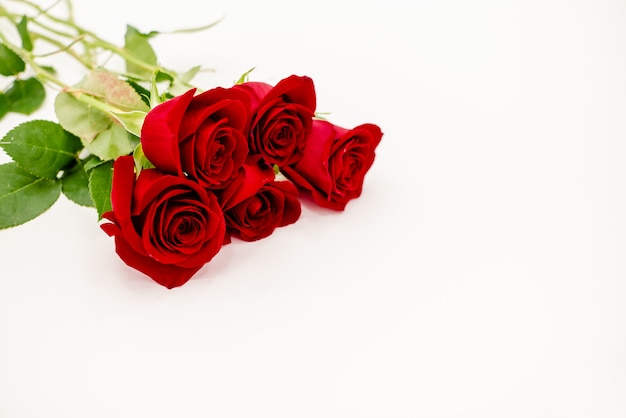 赤いリボンと赤いバラの花束。