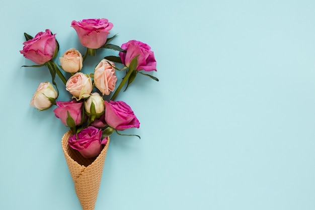 写真 コピースペース背景とアイスクリームコーンに包まれたバラの花束