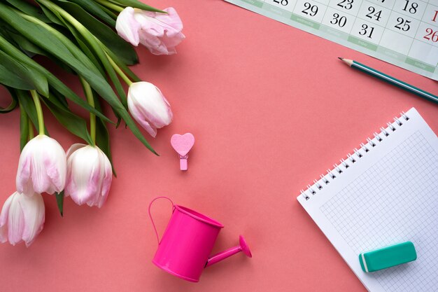 写真 チューリップの花束とノート