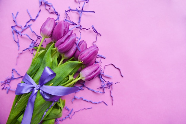 写真 母の日のチューリップの花束、紫色のリボン付き