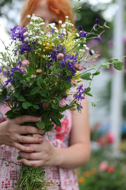 Фото Букет диких цветов в руках девушки