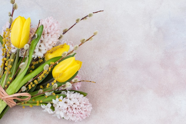 黄色のチューリップとピンクのヒヤシンス、ヤナギとミモザの花束
