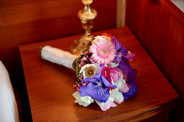 Букет орхидей, ромашек и тюльпанов Розово-фиолетовый белый цвет