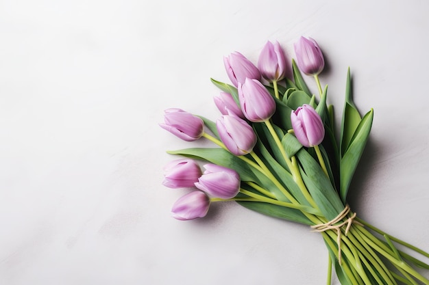 Bouquet paarse tulpen op witte achtergrond