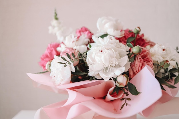 Bouquet di peonie e palloncini biglietto di auguri con la festa di compleanno san valentino 8 marzo