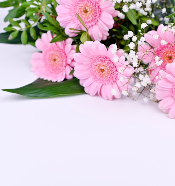 흰색 배경에 핑크 gerberas의 꽃다발입니다. 여성의 날과 어머니의 날 축하. 텍스트를위한 여유 공간. 배너.