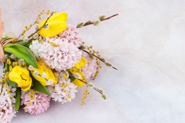 핑크 히아신스와 노란 튤립, 미모사와 버드 나무의 꽃다발과 텍스트를위한 여유 공간
