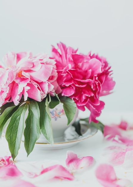 Bouquet di peonie rosa in vaso