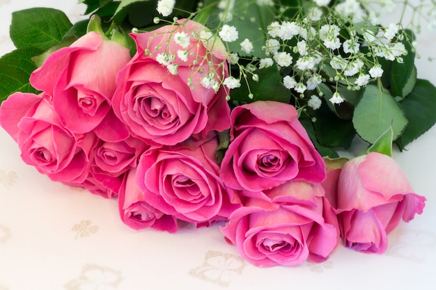 핑크 장미 꽃 배경의 꽃다발은 사랑 부드러움 빈티지 레트로 선택적 소프트 포커스입니다