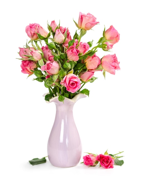 Bouquet di rose rosa in un vaso isolato su sfondo bianco