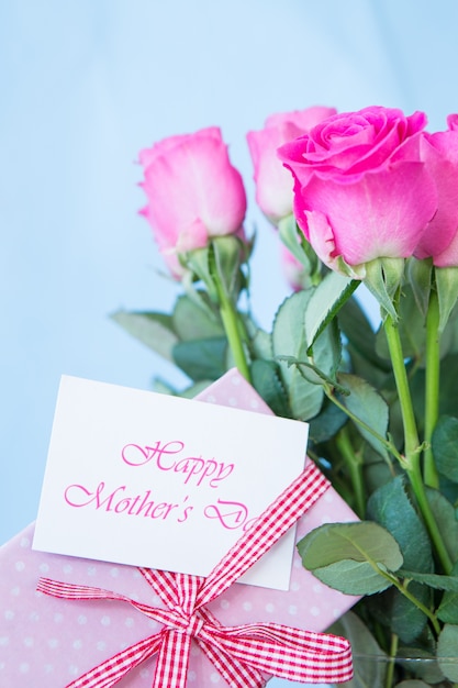 Foto bouquet di rose rosa in vaso con messaggio regalo rosa e festa della mamma