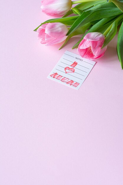 Foto bouquet di tulipani rosa su sfondo rosa cartella di auguri per la festa della madre e la festa della donna 8 marzo
