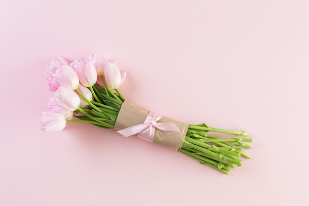 Букет из розовых тюльпанов на розовом фоне.