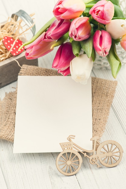 Mazzo dei tulipani rosa con la carta in bianco
