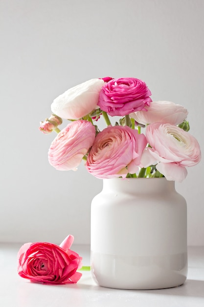 분홍색과 흰색 미나리 아재 비 꽃의 꽃다발