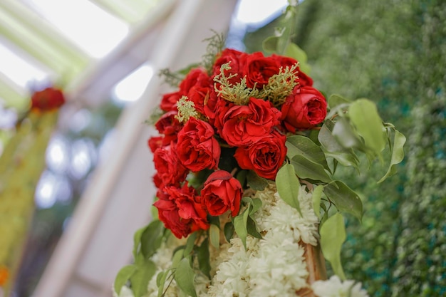 Foto bouquet di fiori artificiali rossi in un matrimonio indiano