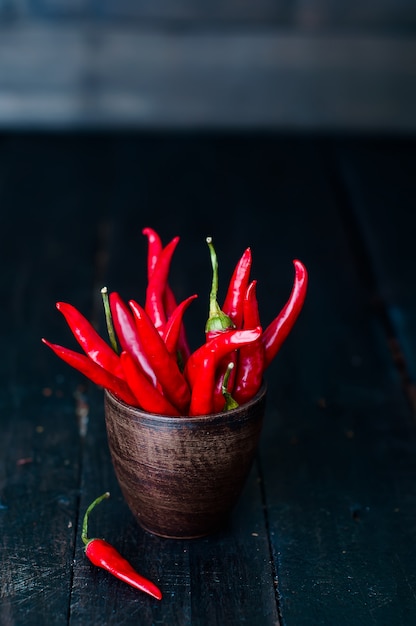 Mazzo di peperoncini roventi nella vecchia tazza