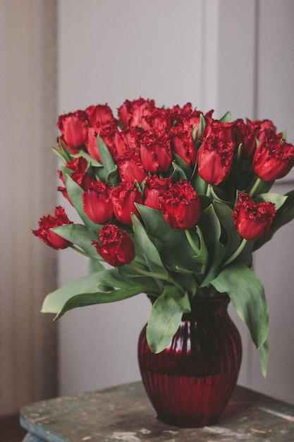 Photo bouquet of red roses on glass vase photo