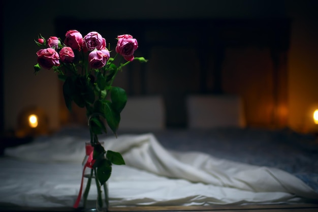 ベッドのバラの花束/ロマンスのコンセプト、新婚旅行の背景