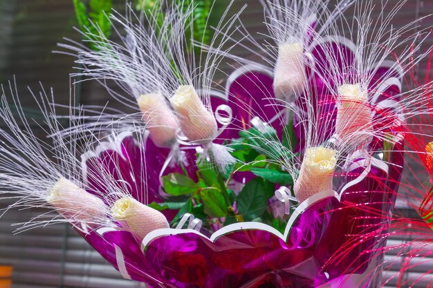 Foto bouquet di rose in un negozio di fiori. avvicinamento