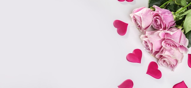 Bouquet di rose e cuori su uno sfondo bianco. carta o banner di san valentino.